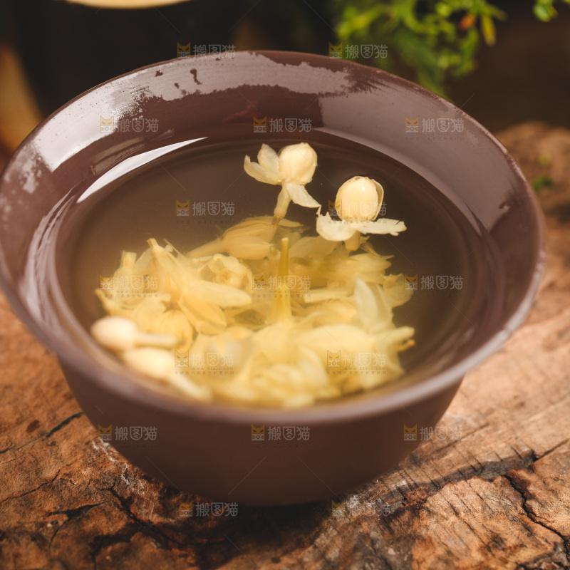 木底上放着一杯茉莉花茶