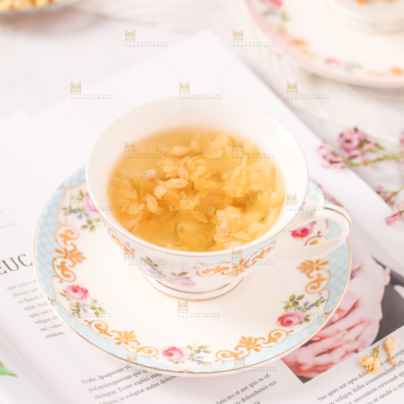 书上放着一杯茉莉花茶