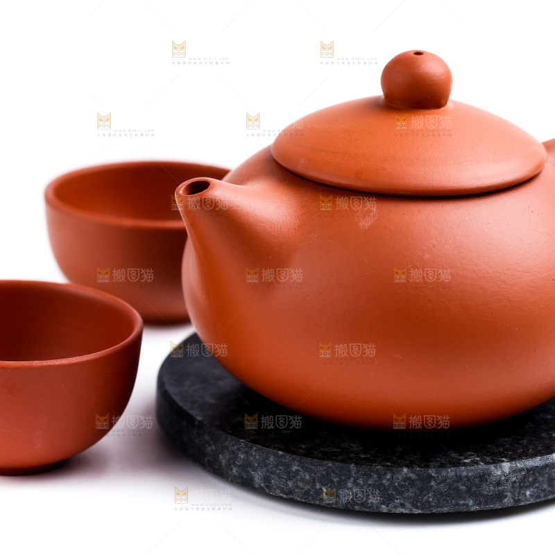 白底上放着陶瓷茶壶