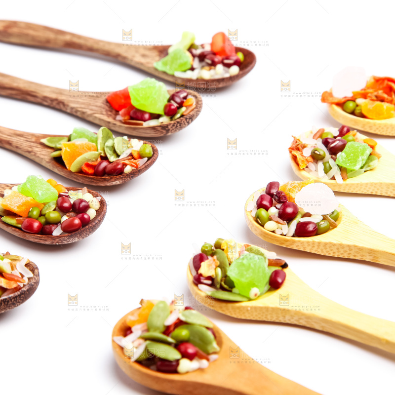 勺子里的水果粥