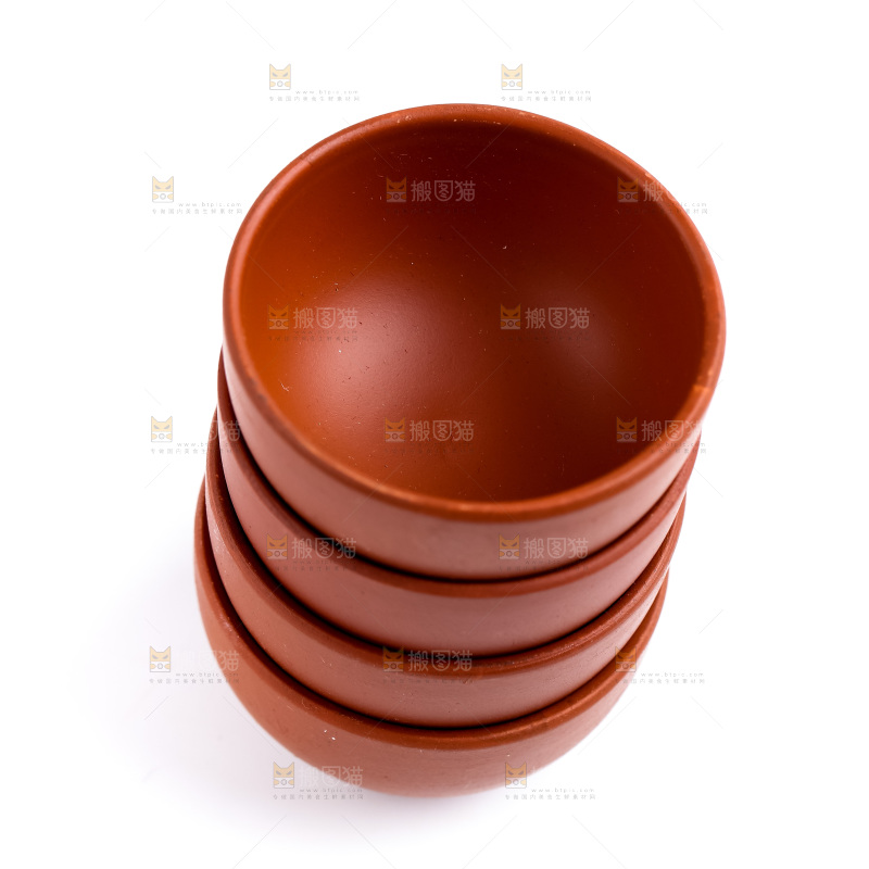 白底上放着陶瓷茶杯
