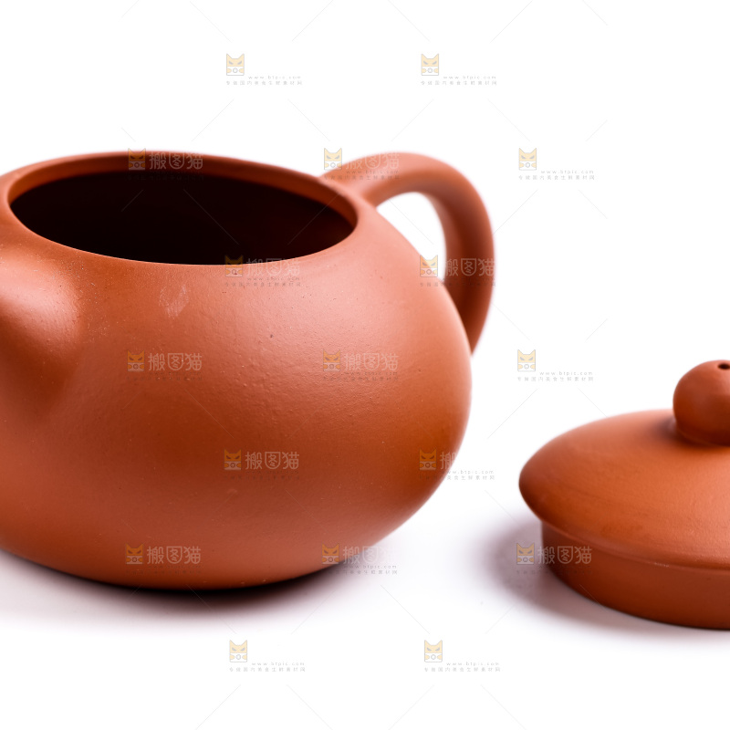 白底上放着陶瓷茶壶