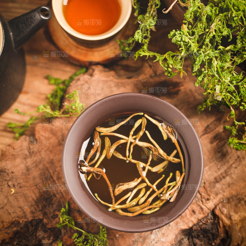 木底上放着一杯金银花茶