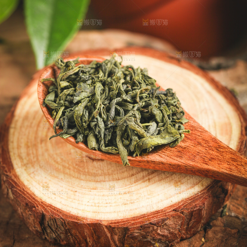 木底上勺子里的绿茶