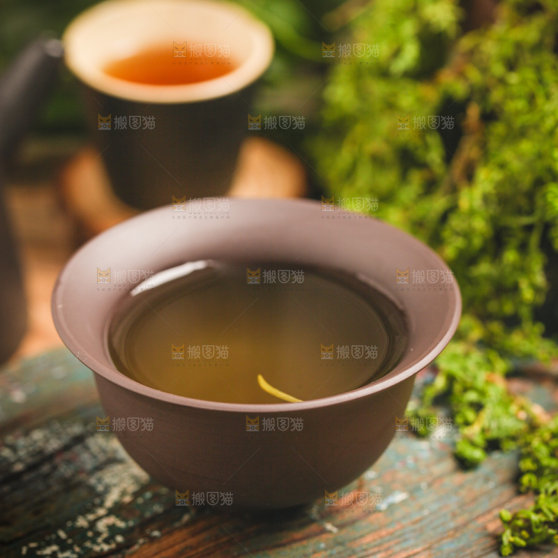 木底上放着一杯铁观音茶