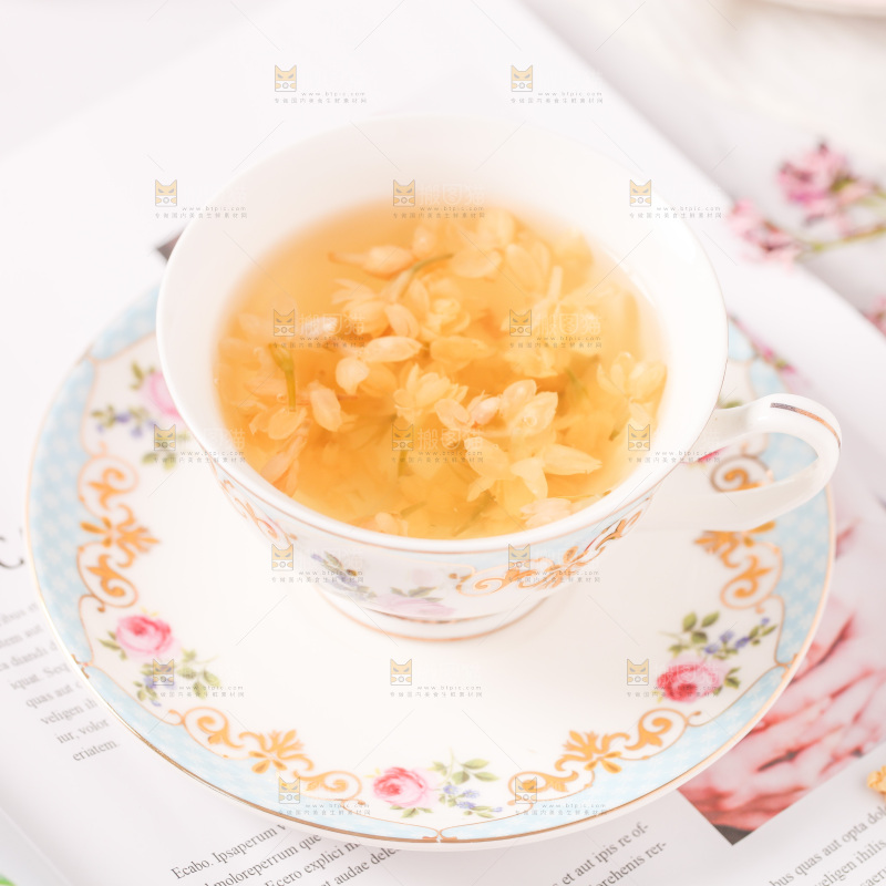 书上放着一杯茉莉花茶