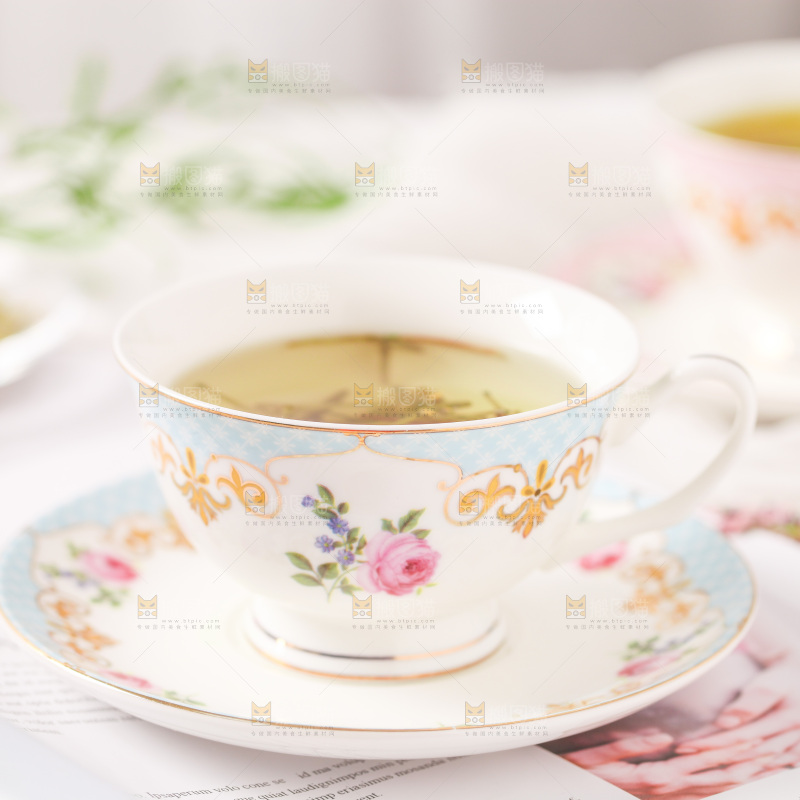 书上摆放着一杯金银花茶