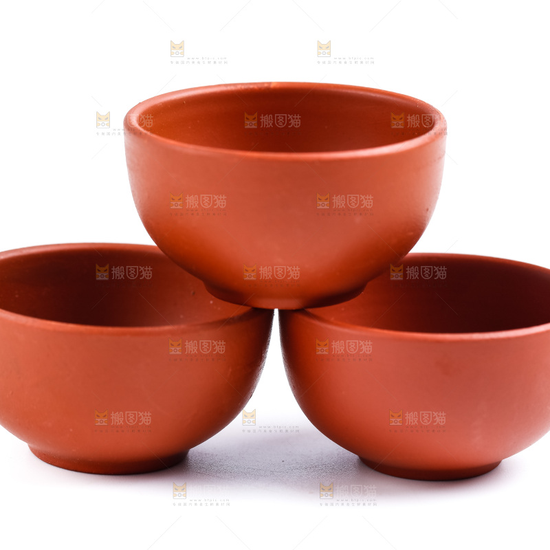 白底上放着陶瓷茶杯