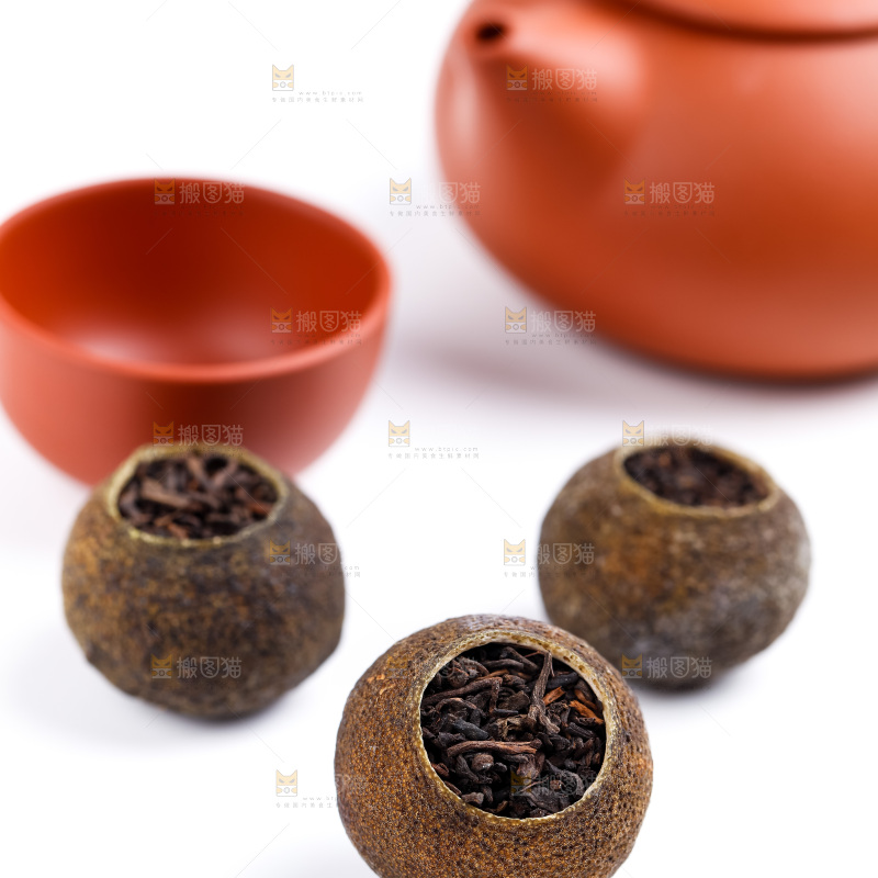 白底上摆放着茶叶