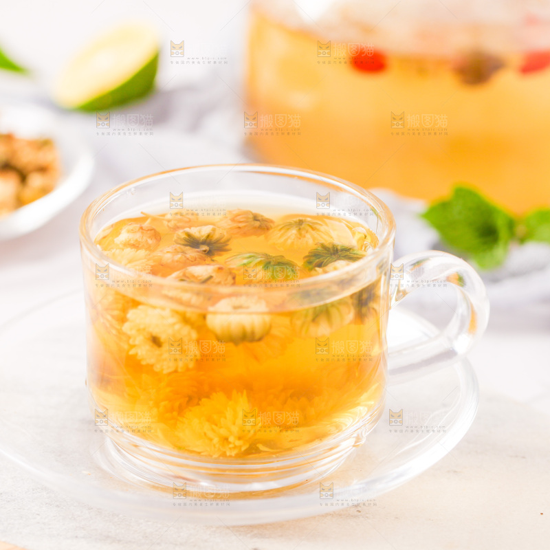 白底上的一杯胎菊花茶