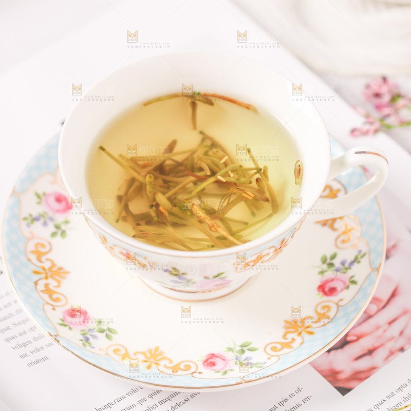 书上摆放着一杯金银花茶