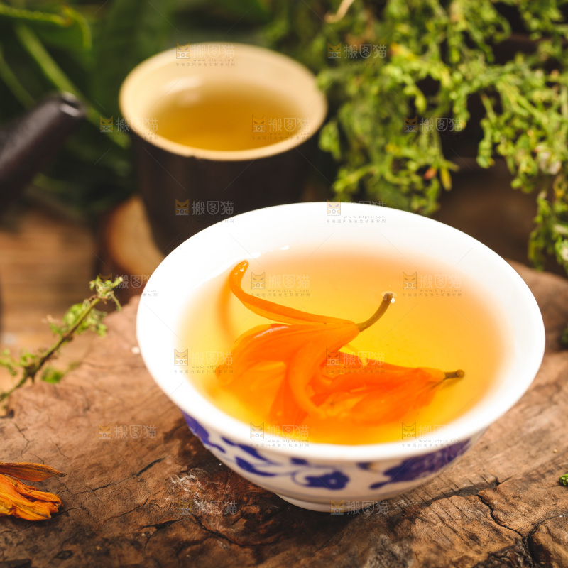 木底上放着一杯百合花茶