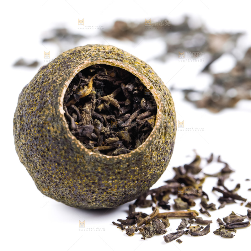 白底上放着小青柑普洱茶