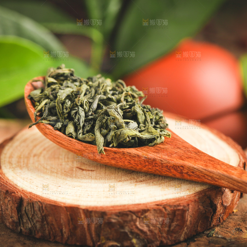 木底上勺子里的绿茶