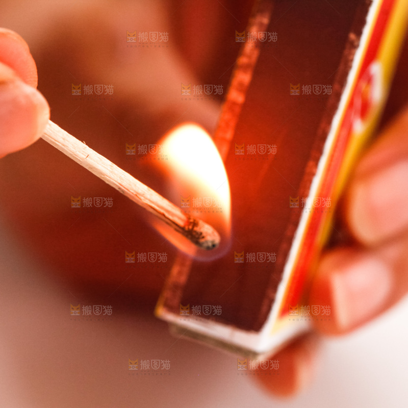 手拿点亮的火柴