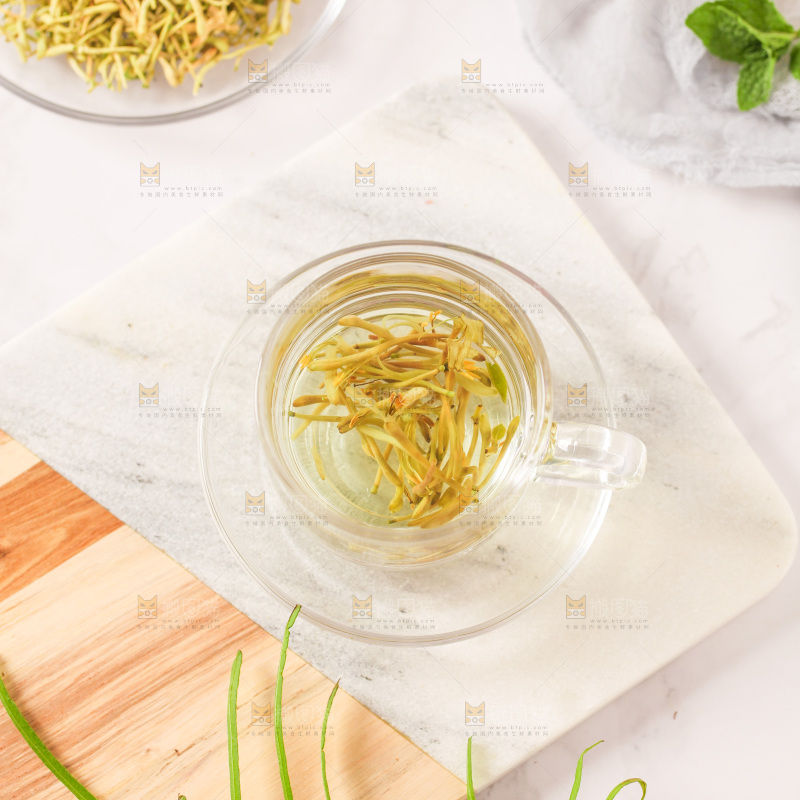 白底上放着一杯金银花茶