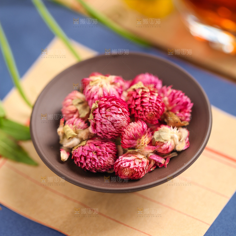 信纸上摆放着一碗千日红花茶