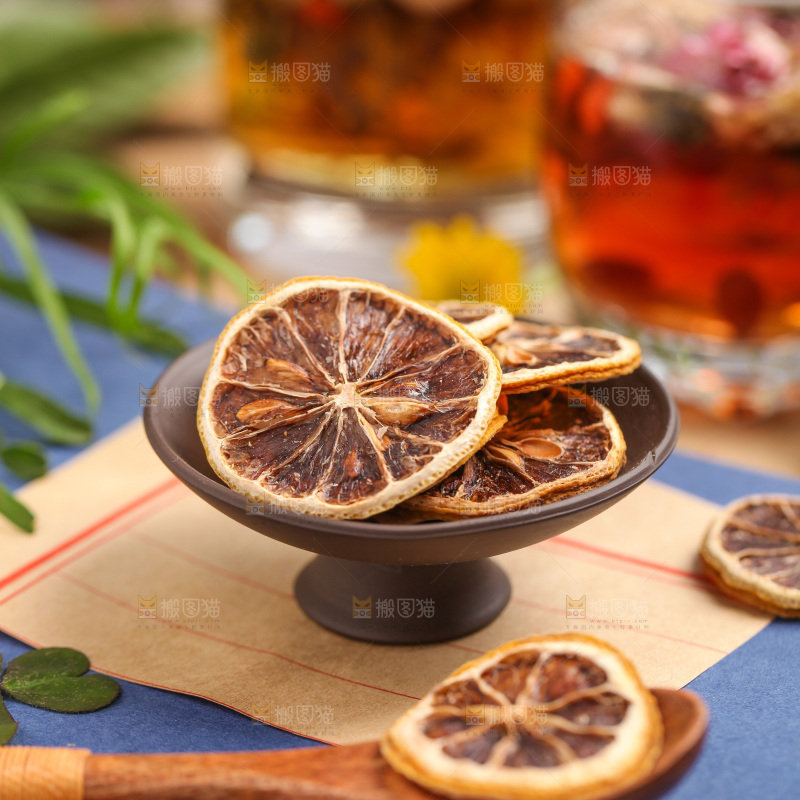 信纸上放着一盘柠檬片