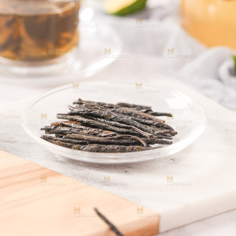 白底上放着一盘苦丁茶