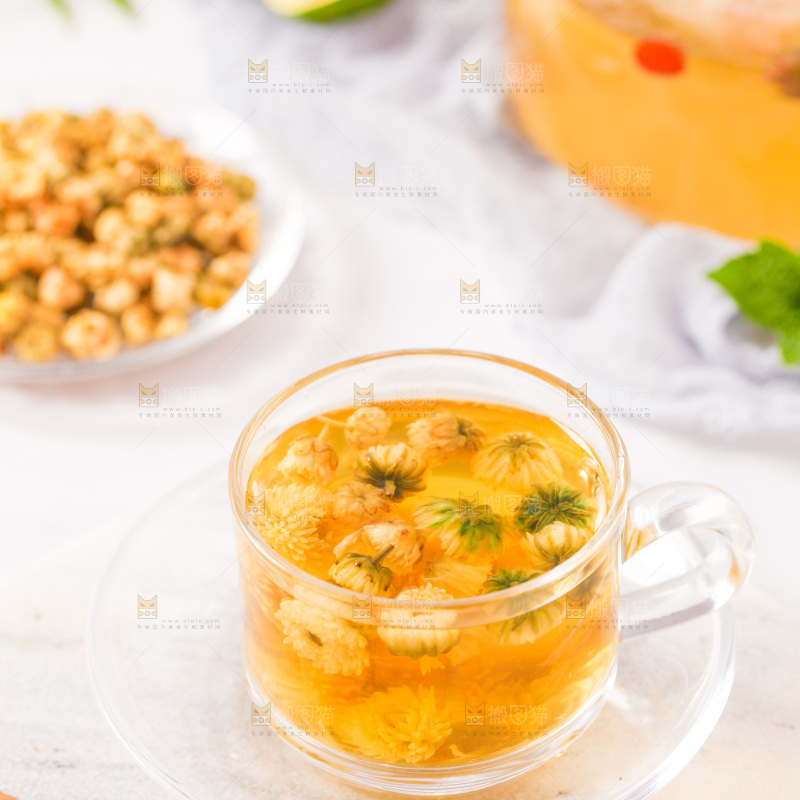 白底上的一杯胎菊花茶