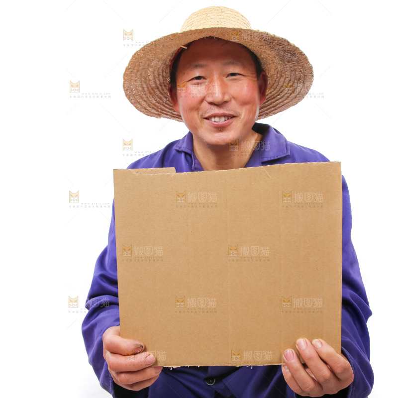 农民手里拿着一块纸板
