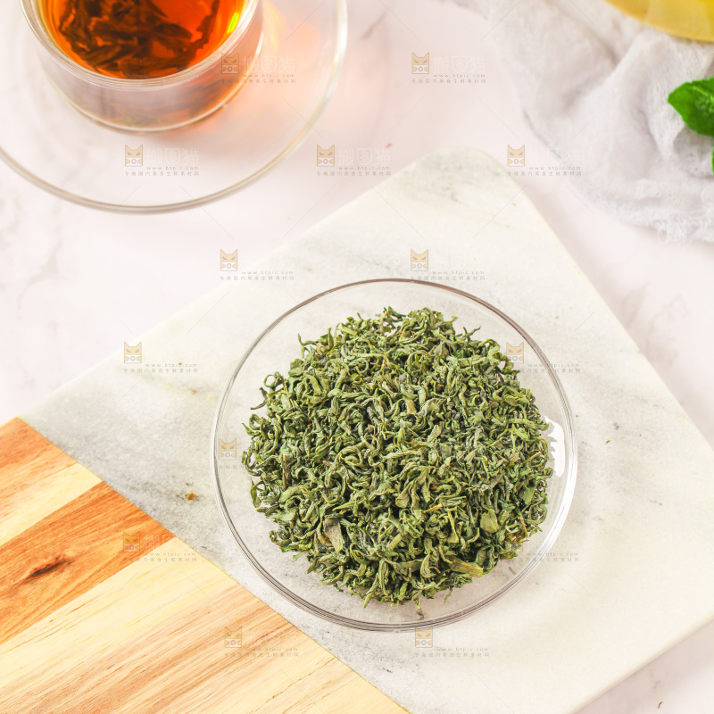 桌上放着一盘绿茶