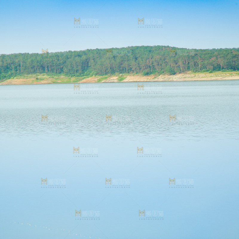 清澈的湖水