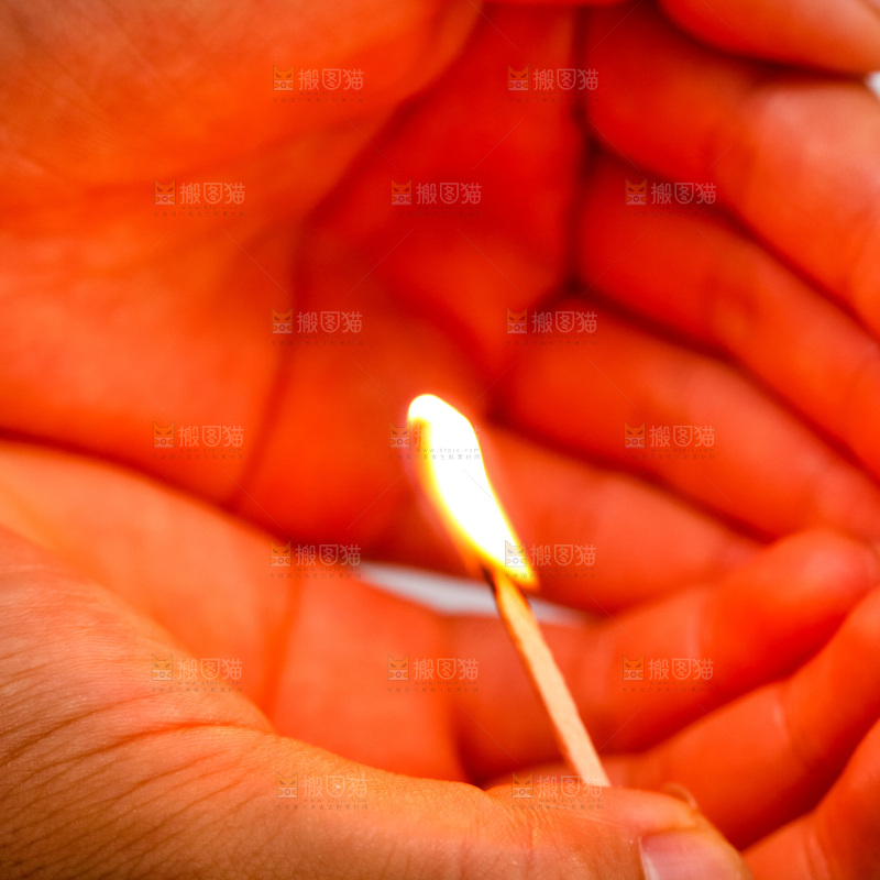 手拿点亮的火柴