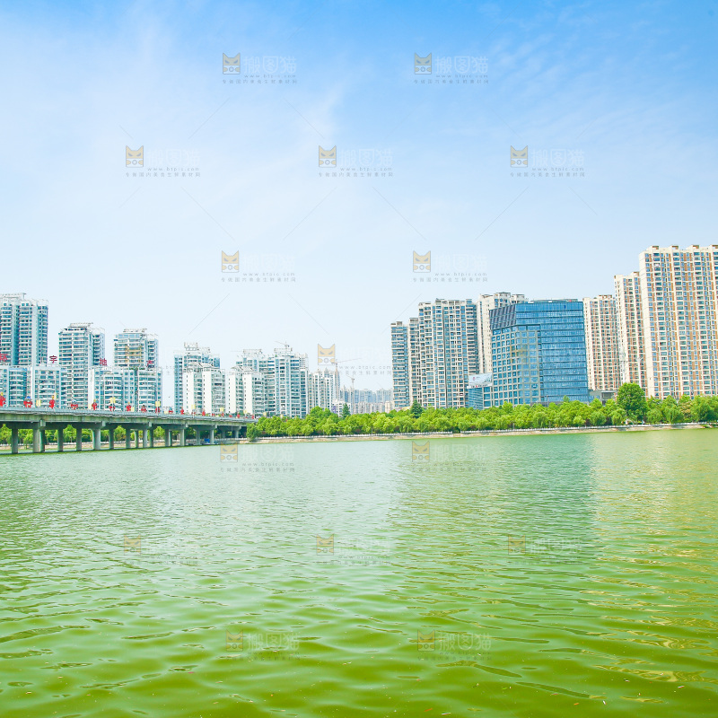 清澈的湖水