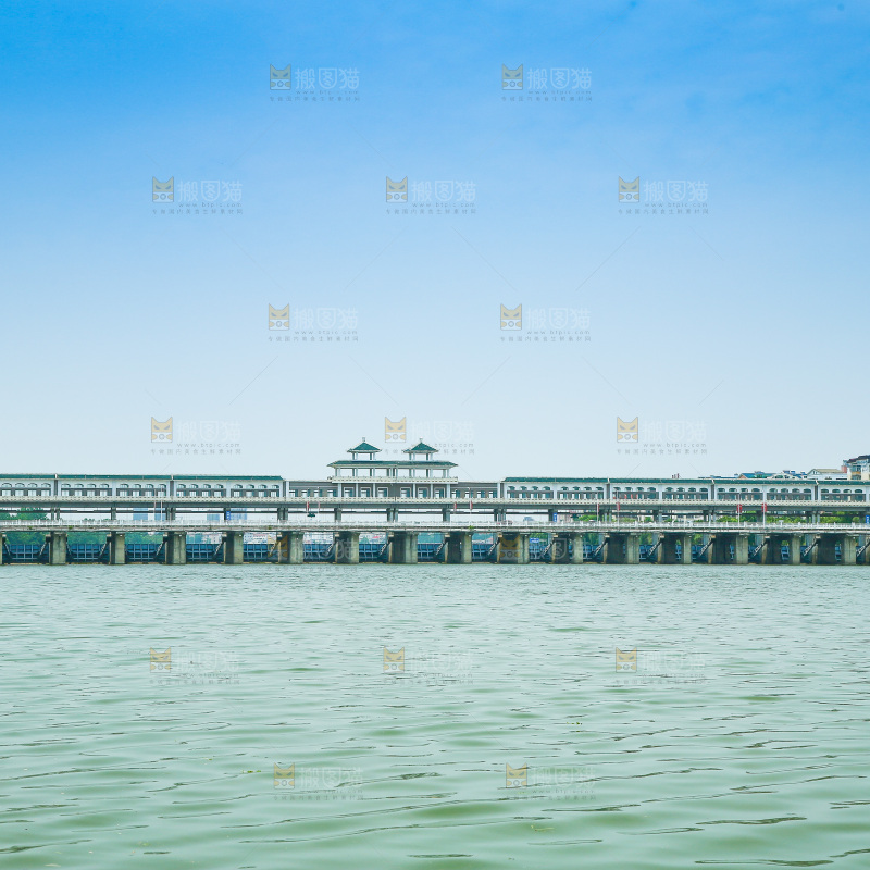 湖水上的一座桥