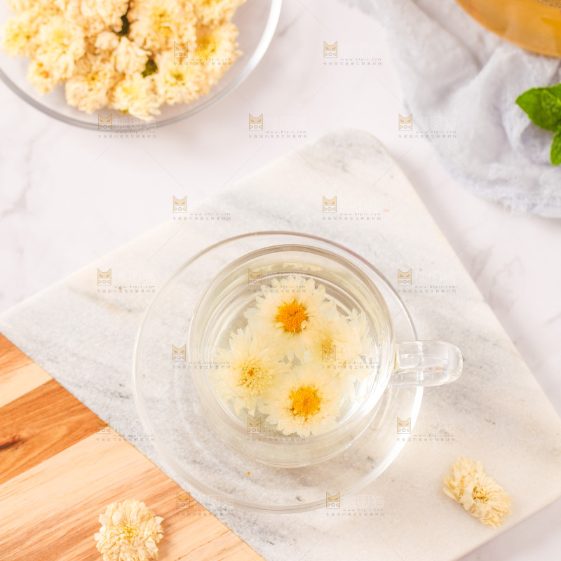 桌上放着一杯杭白菊花茶