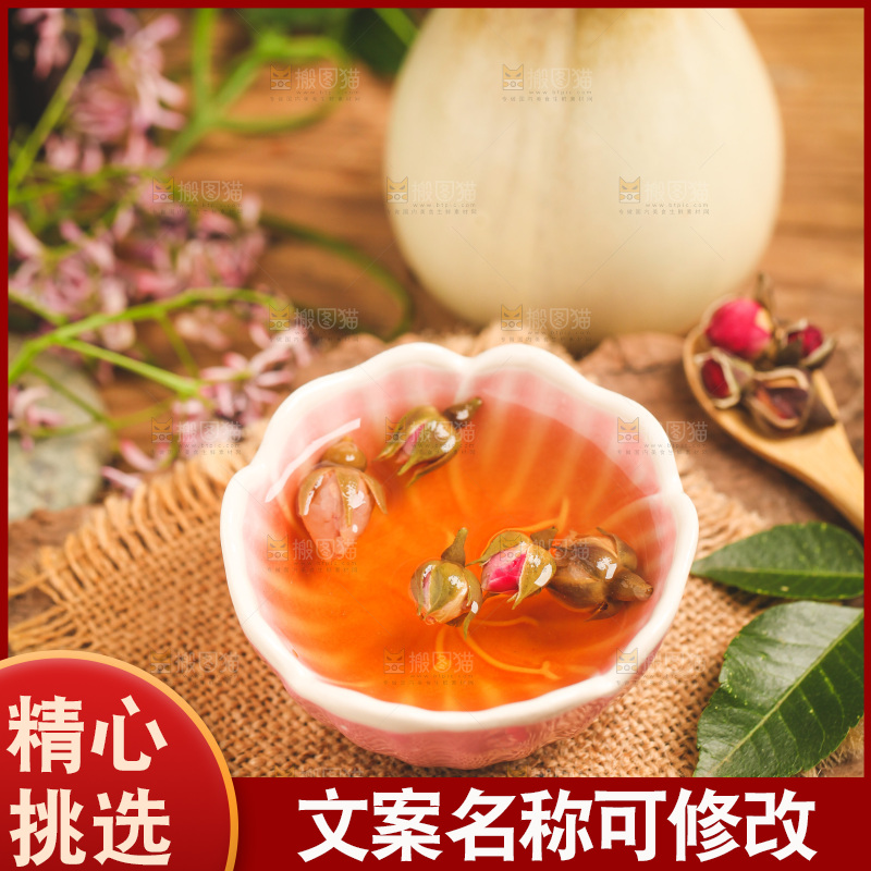 竹编上放着一盏玫瑰花茶
