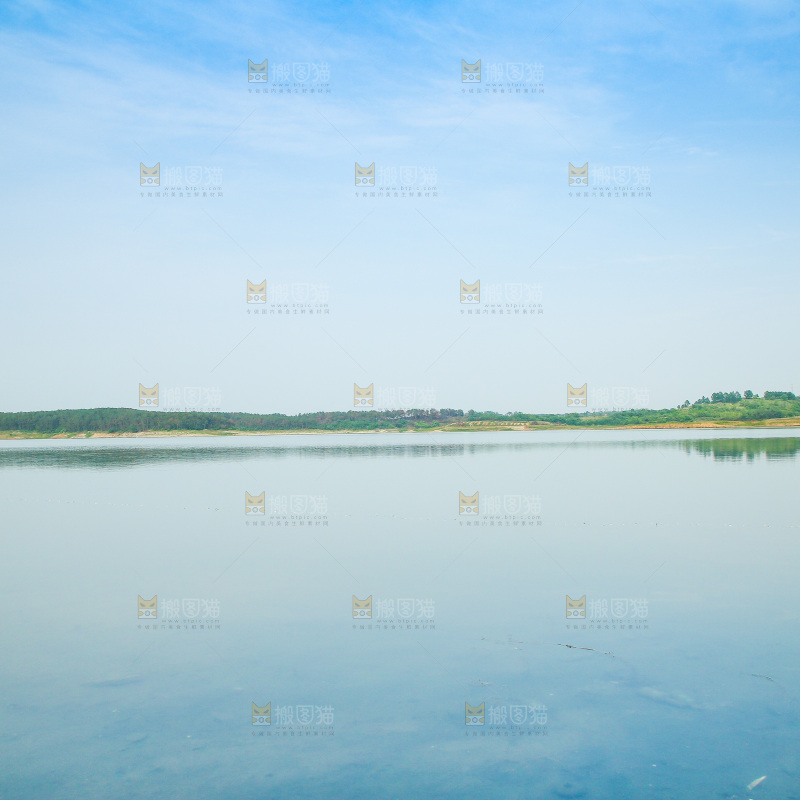 清澈的湖水