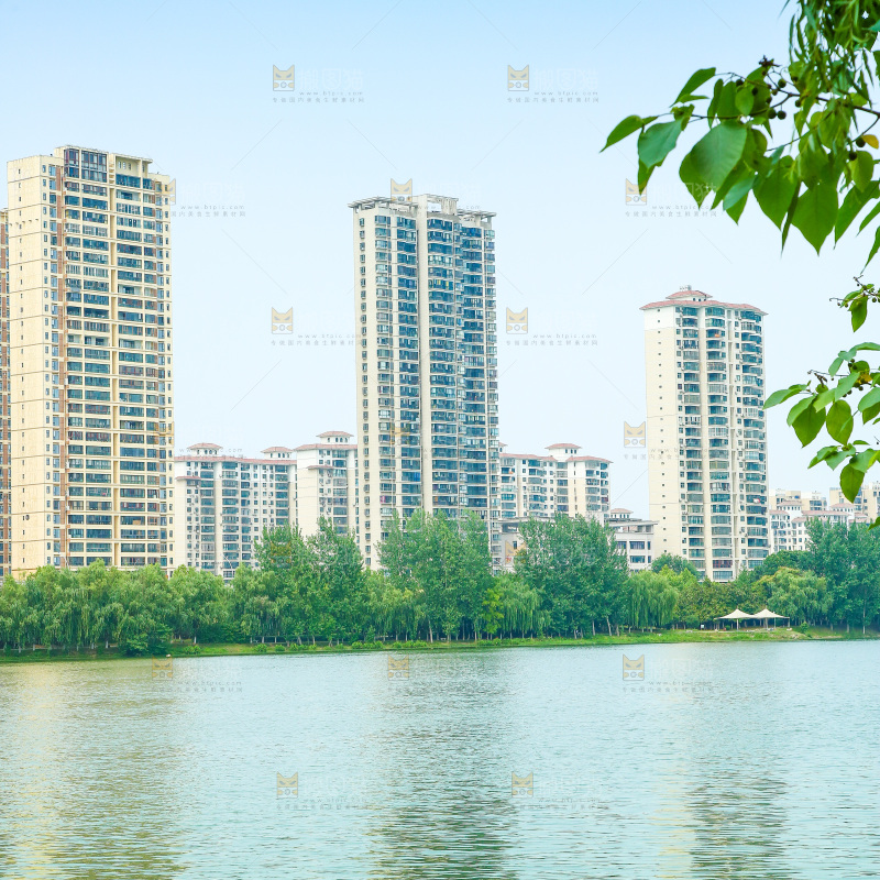 清澈的湖水