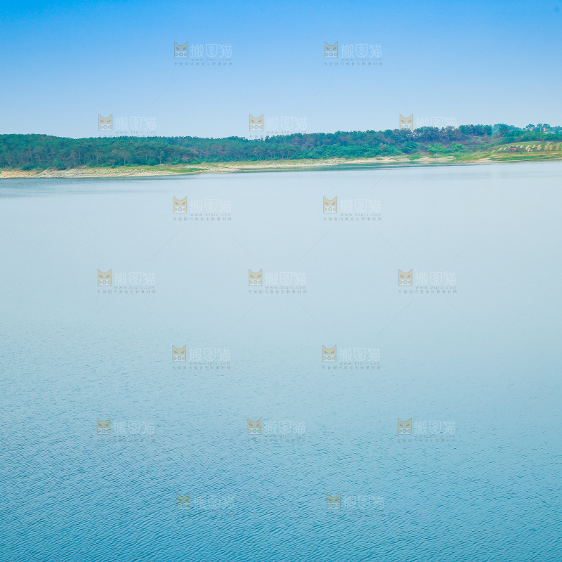 清澈的湖水