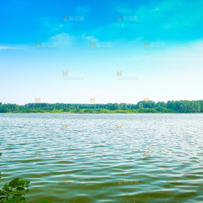 清澈的湖水