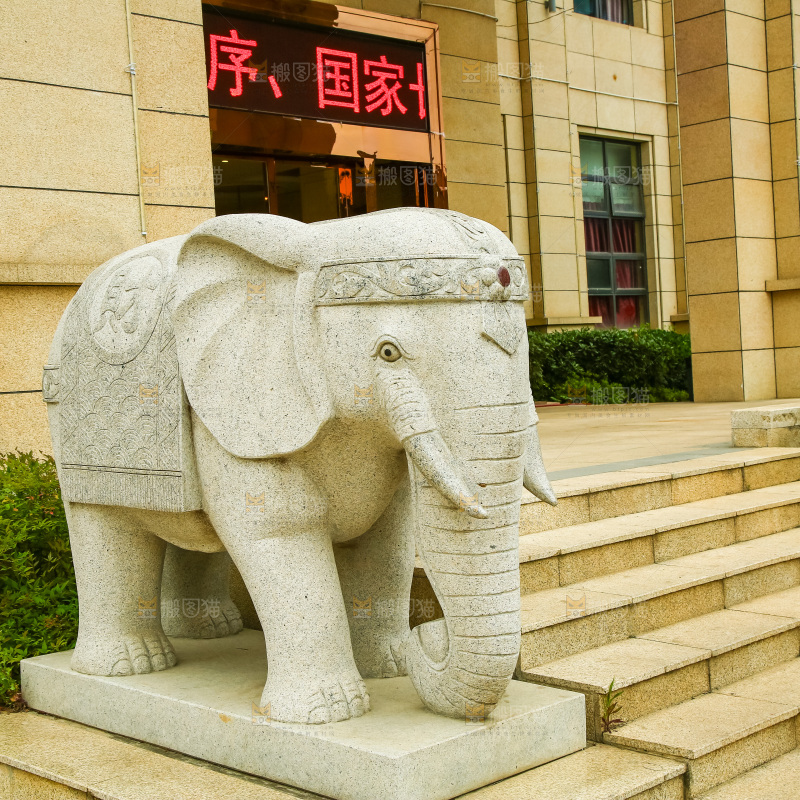 门口的雕像