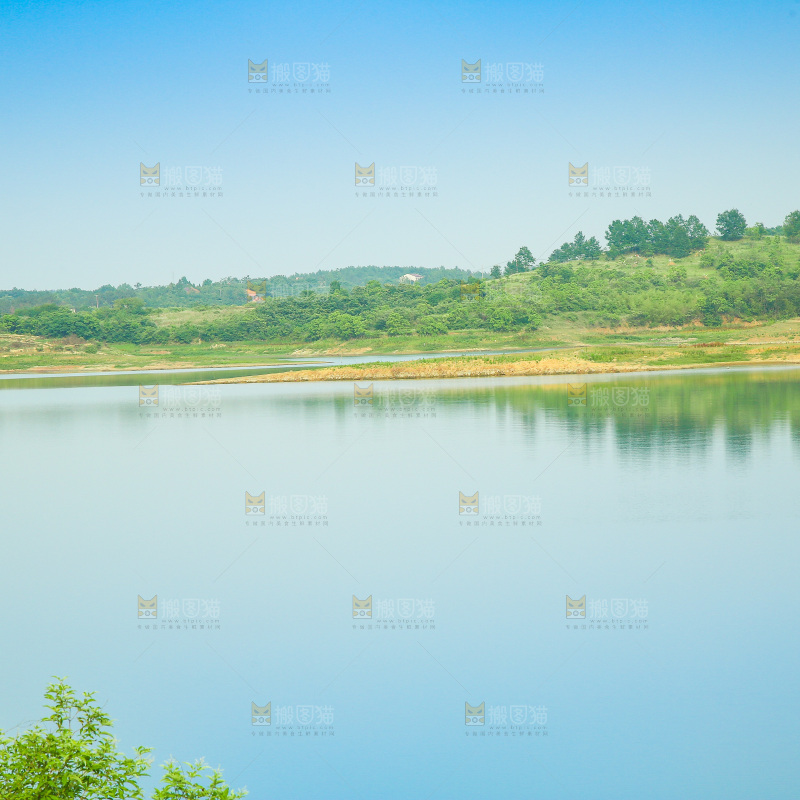 清澈的湖水