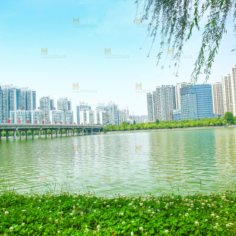 清澈的湖水
