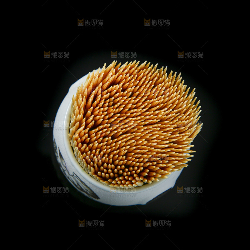 黑底上放着牙签