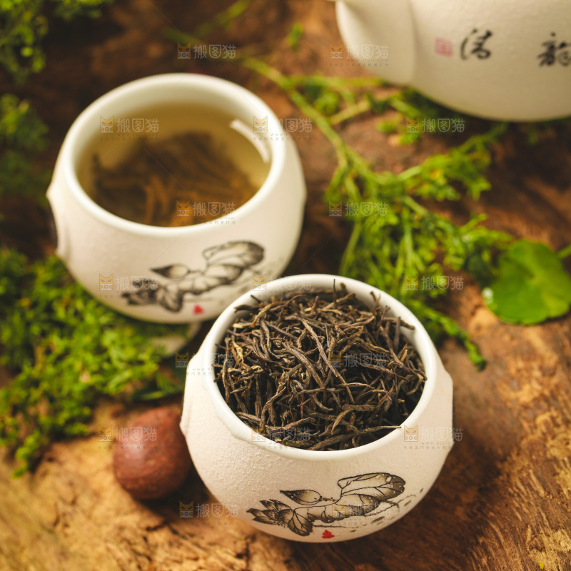 杯子里装着毛尖茶茶叶