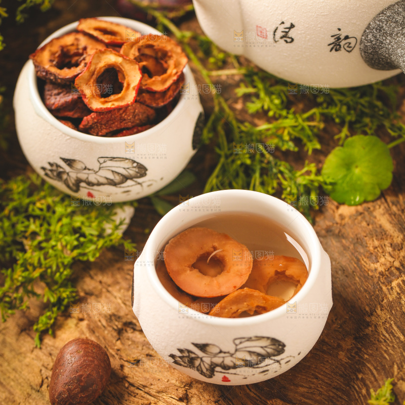 深底上放着一杯山楂片泡茶