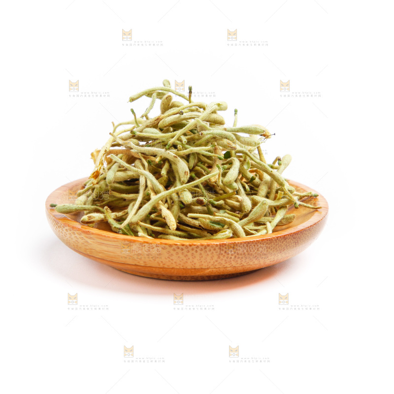 碟子里装着金银花茶