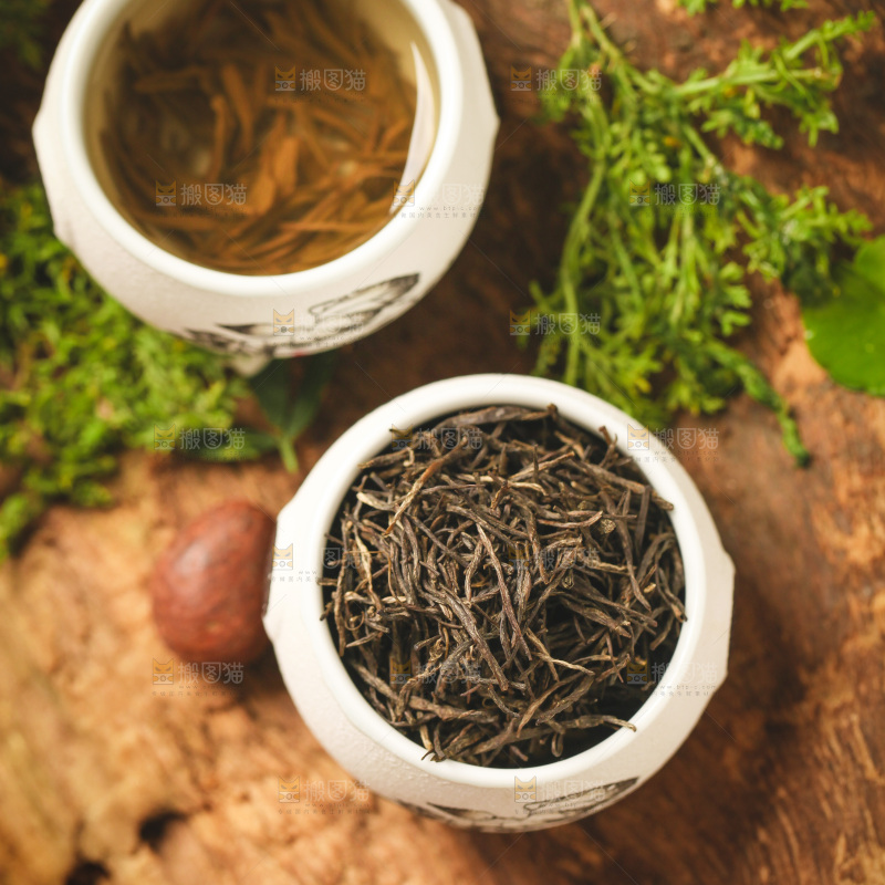 杯子里装着毛尖茶茶叶