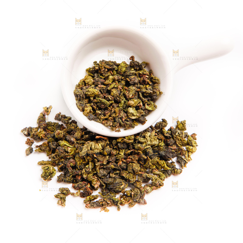 白底上摆放着乌龙茶