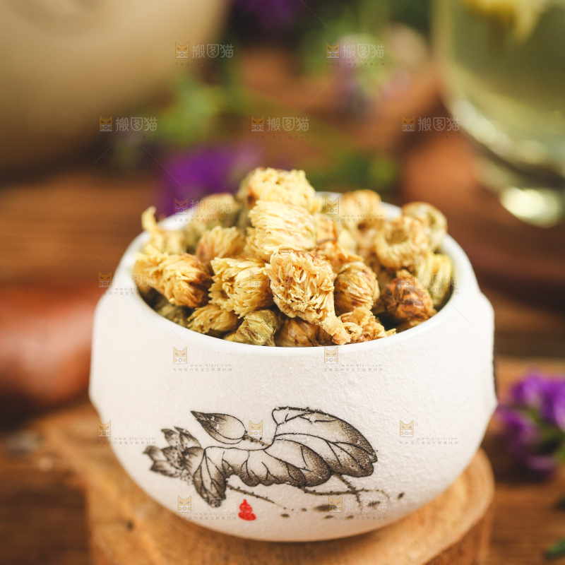 杯子里放着白菊花