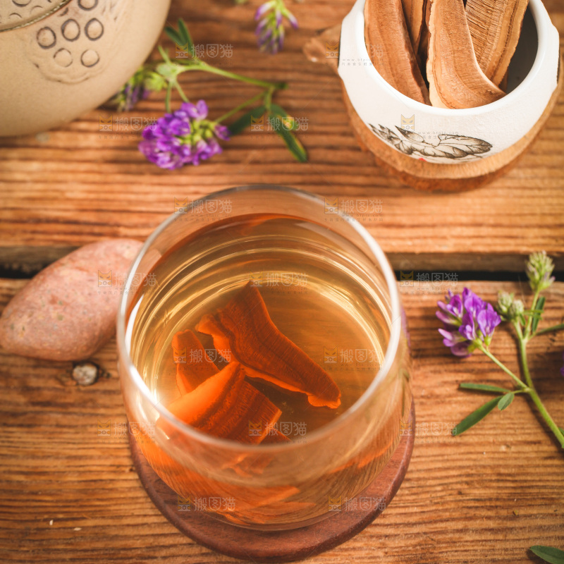 杯子里装着灵芝片泡茶