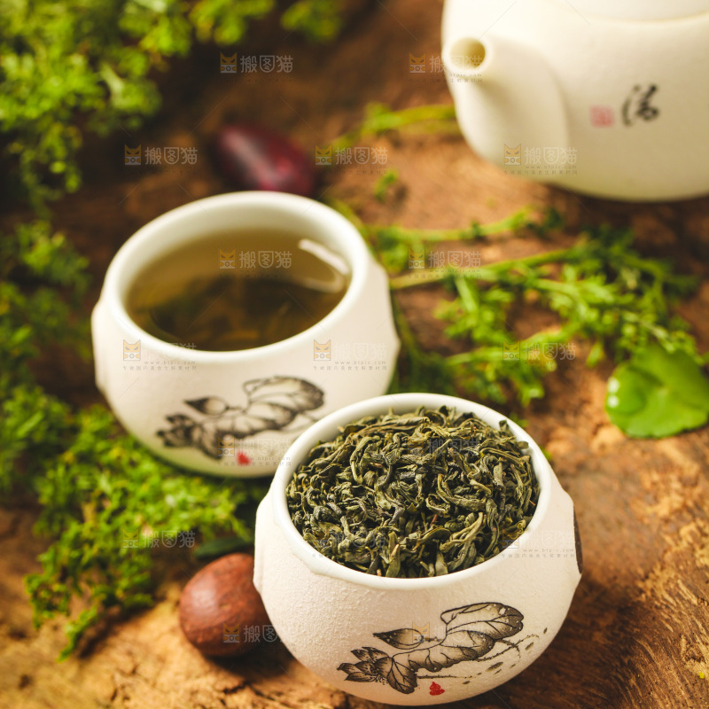 杯子里装着绿茶茶叶