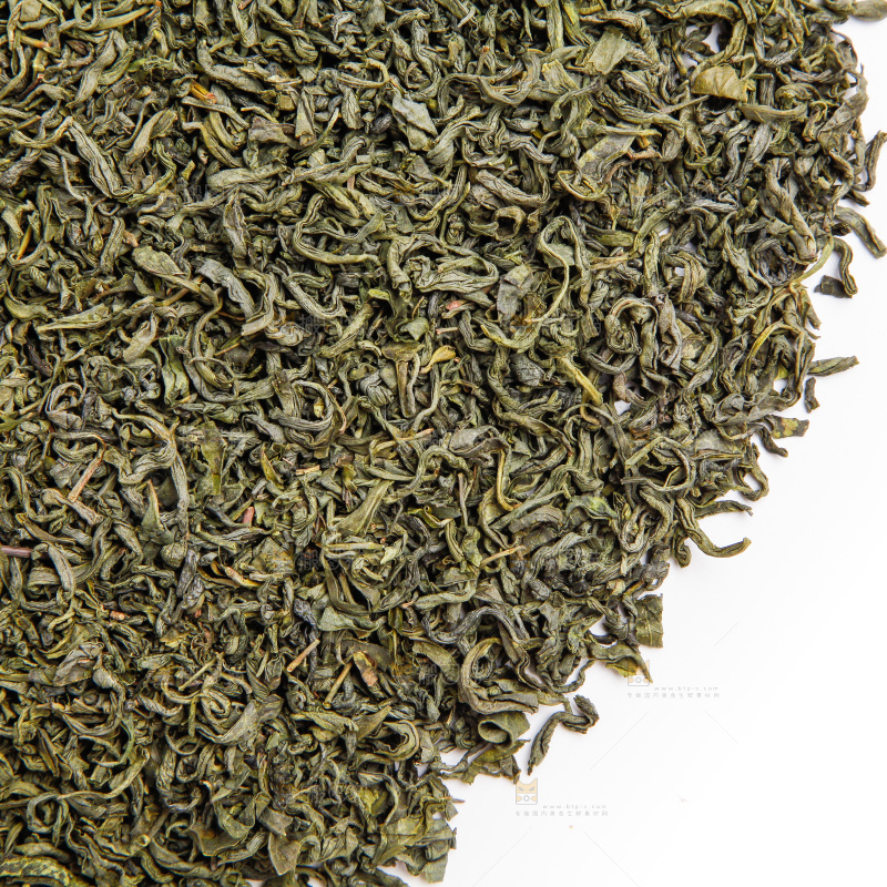 白底上摆放着绿茶