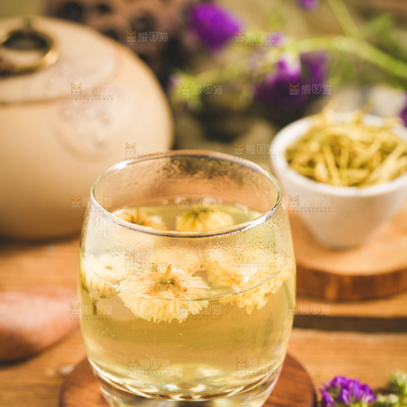 木底上放着一杯白菊花茶
